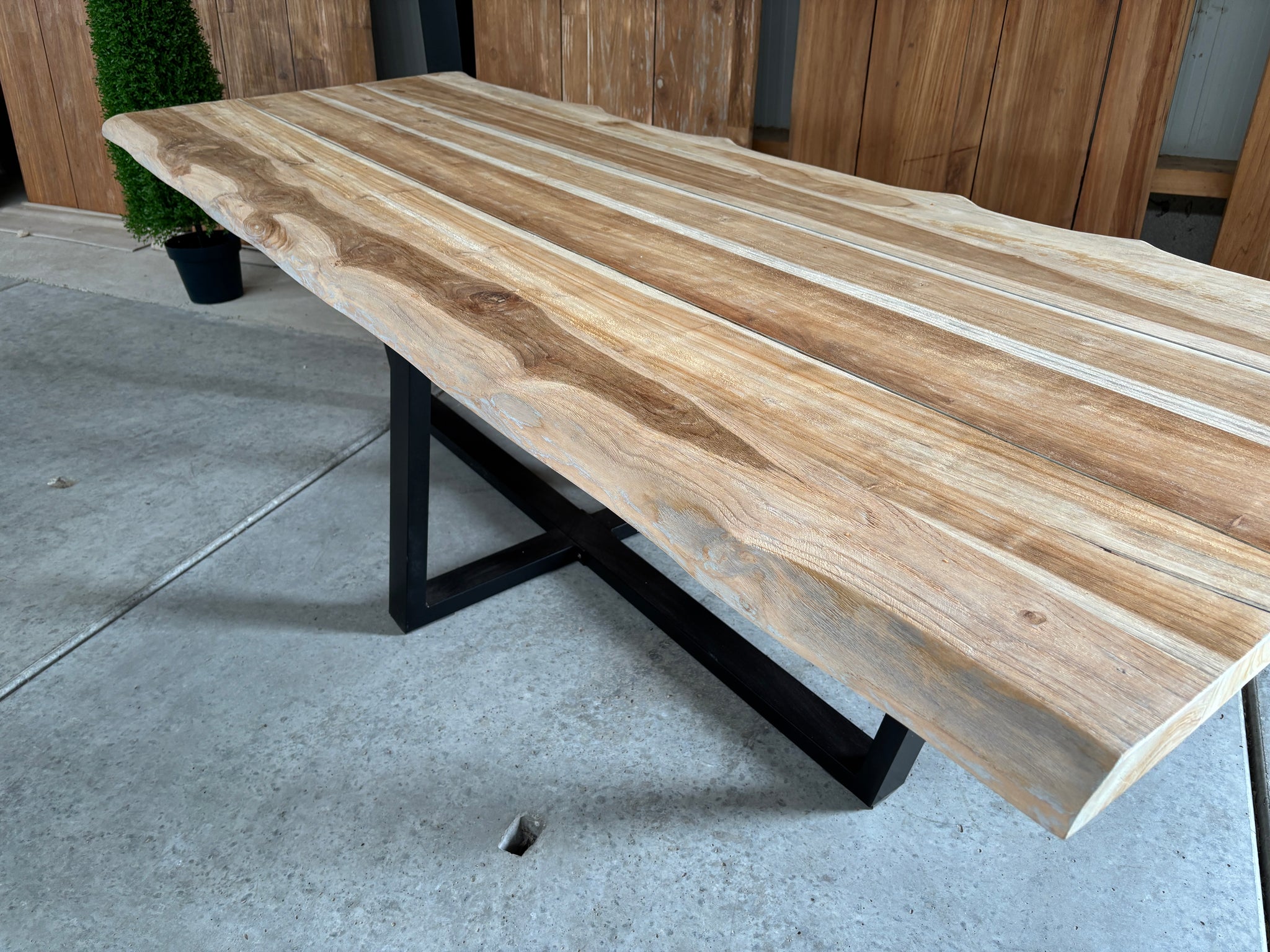Bentley tuintafel 260cm | blank teak boomschors | kruispoot zwart