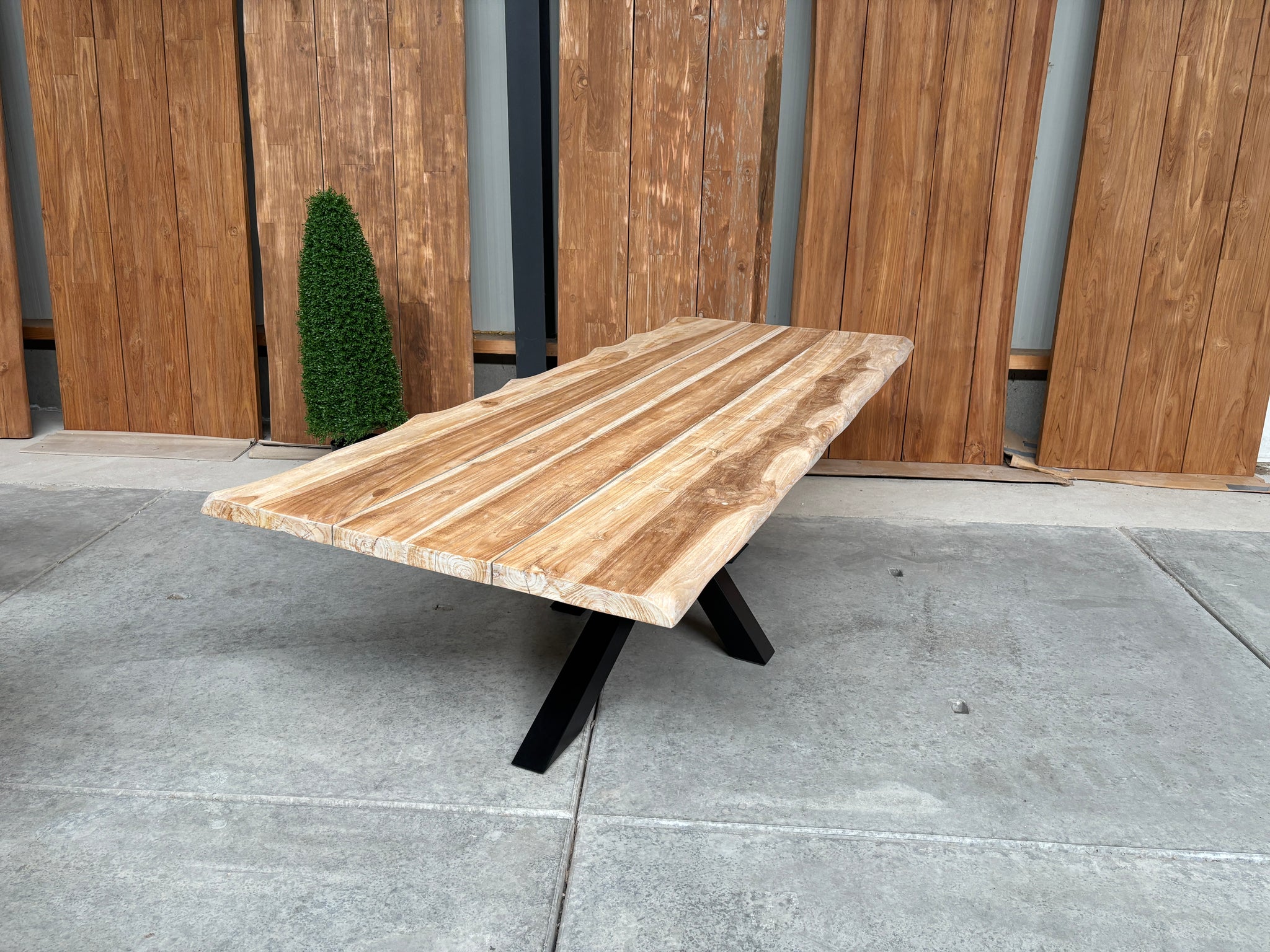 Bentley tuintafel 260cm | blank teak boomschors | matrix poot zwart