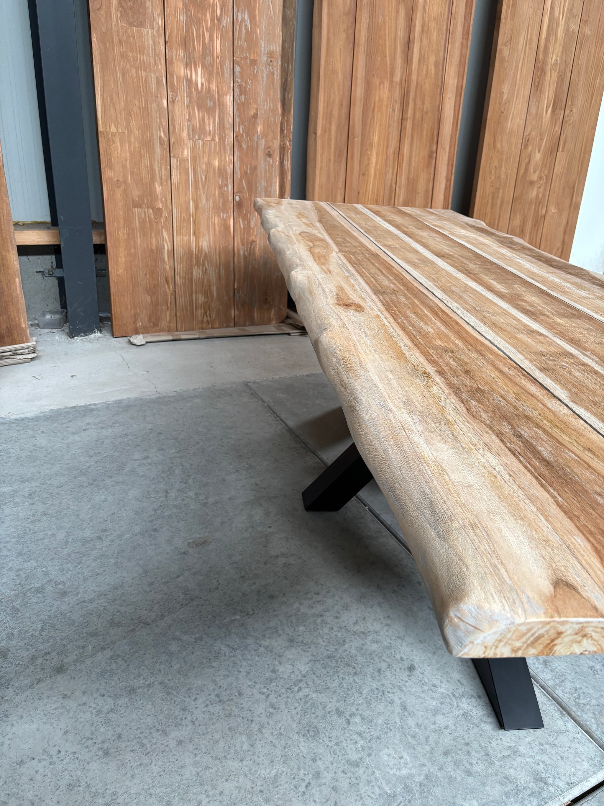 Bentley tuintafel 260cm | blank teak boomschors | matrix poot zwart