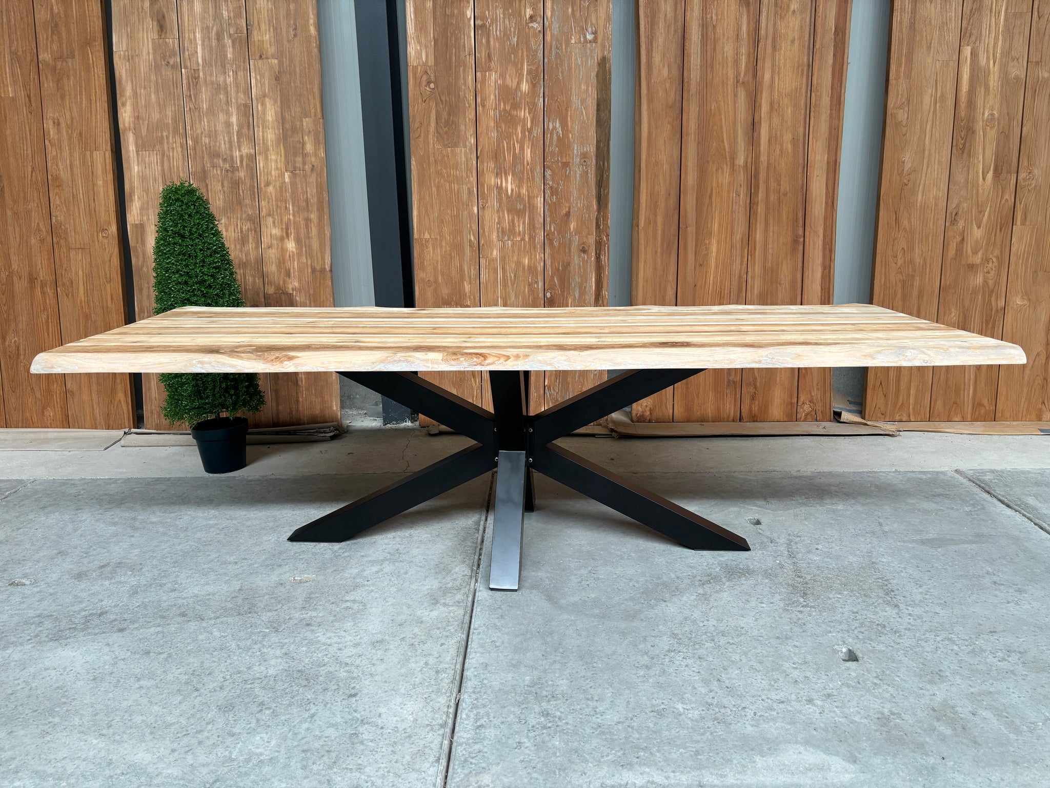 Bentley tuintafel 260cm | blank teak boomschors | matrix poot zwart