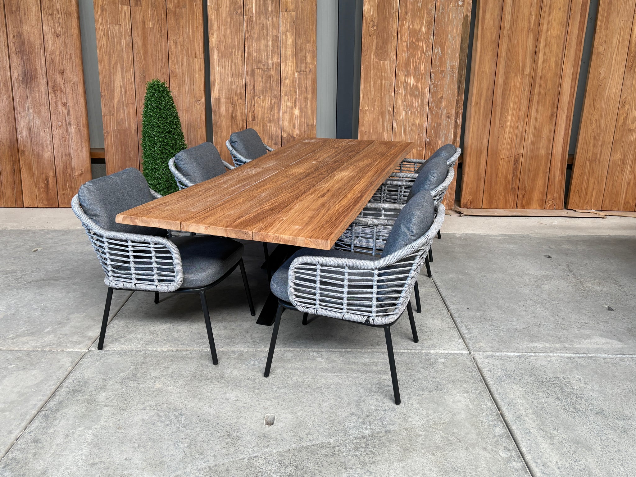 Bentley 260cm oud teak | Boomstam | Matrix poot  zwart | Luna dining stoel lichtgrijs | dining tuinset 7-dlg