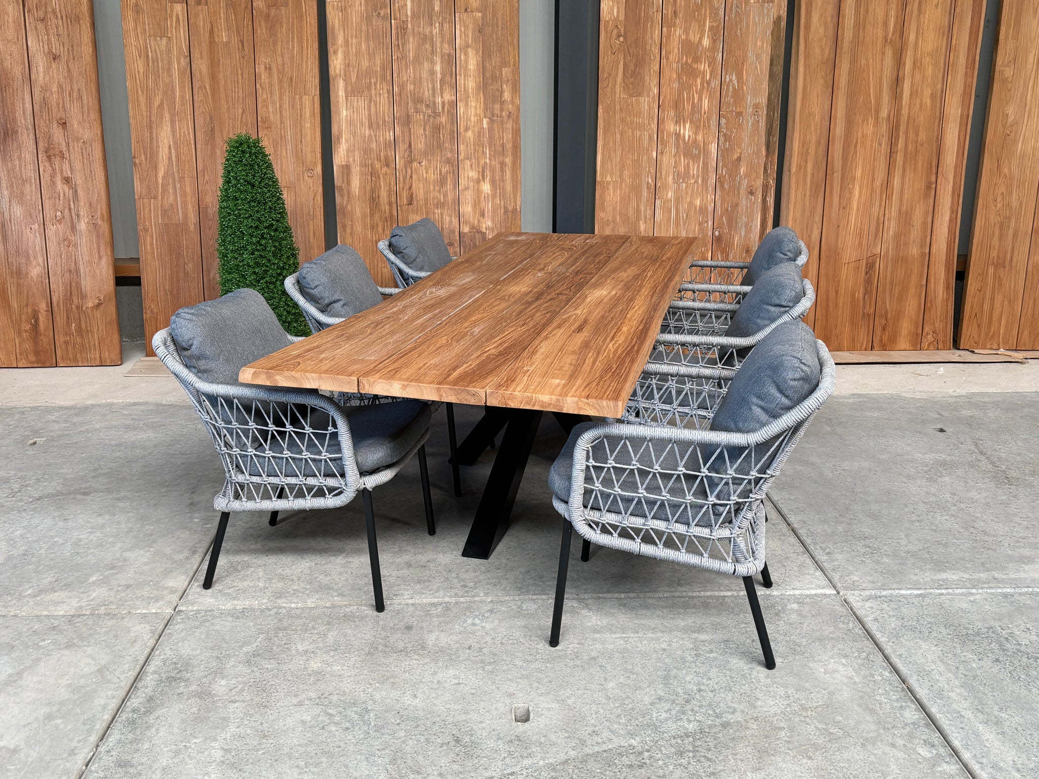 Bentley 260cm oud teak | Boomstam | Matrix poot  zwart | Nova dining stoel lichtgrijs | dining tuinset 7-dlg