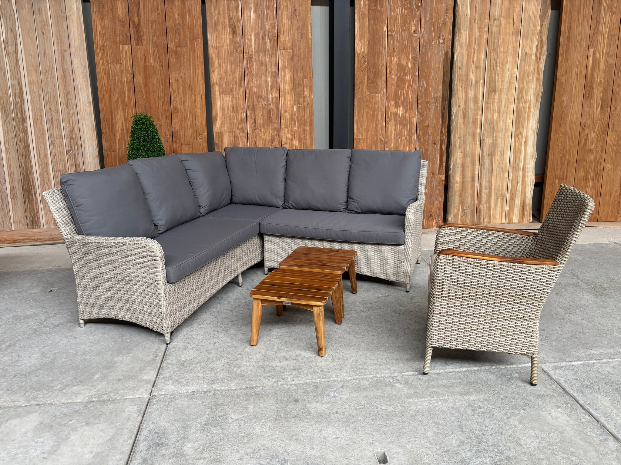 Lena lounge corner | incl fauteuil | wicker lichtgrijs | 2 teak look koffie tafels