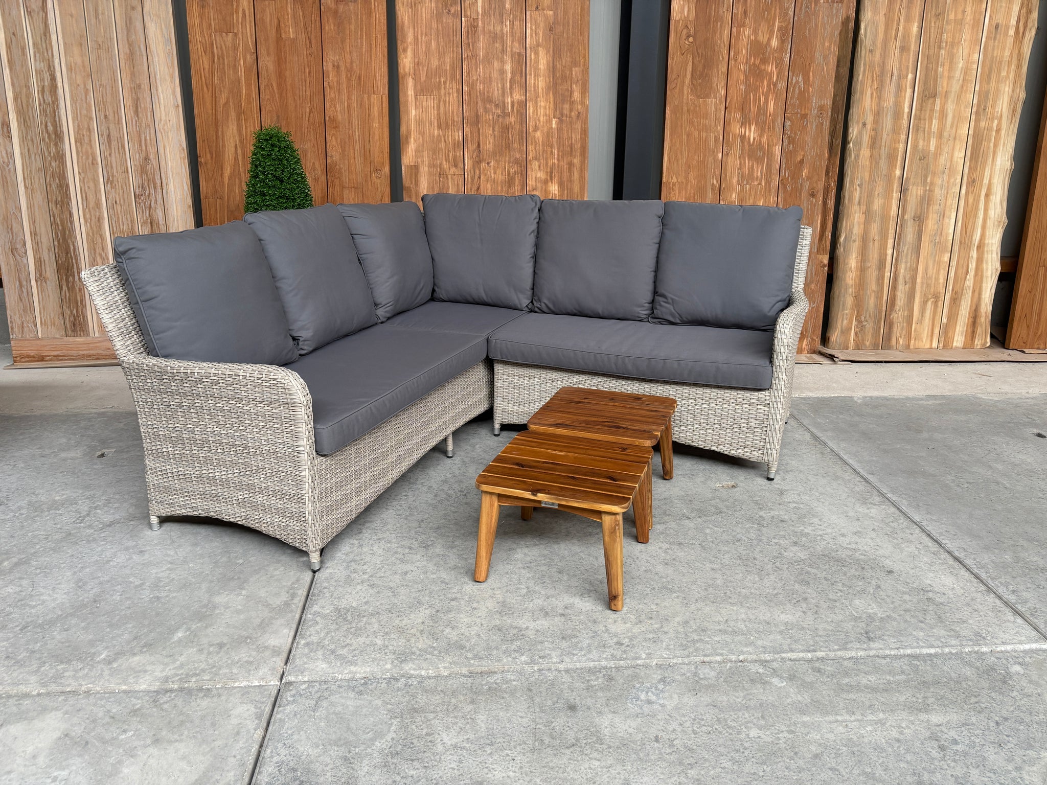 Lena lounge corner | wicker lichtgrijs |  2 teak look koffie tafels