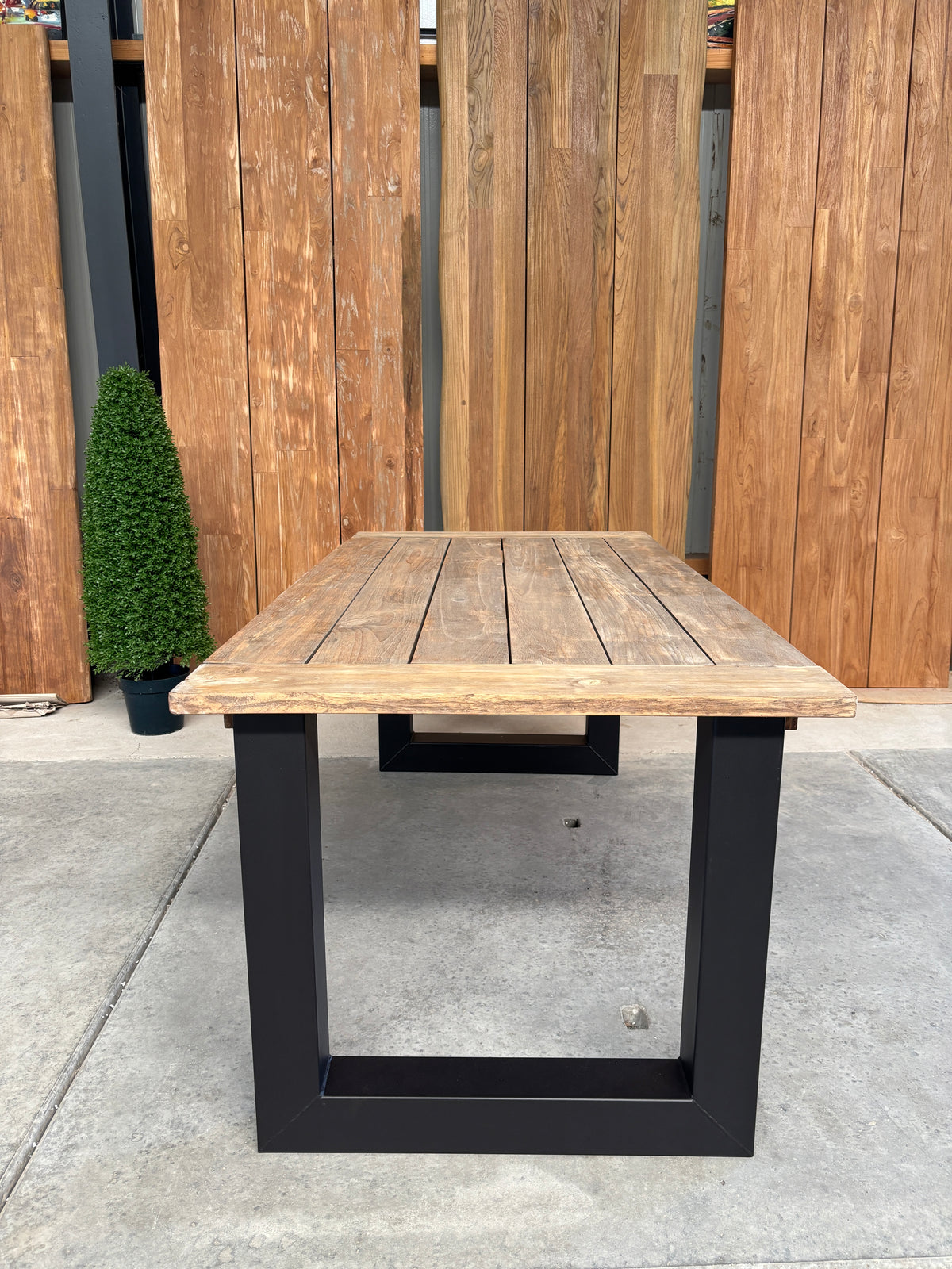 Berkley | Tuintafel 180cm | Oud Teak | U-poot Zwart